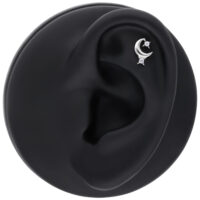 Pendiente de Cristal de Luna Plateada Pendiente plateado en forma de luna con cristal claro en modelo de oreja negra