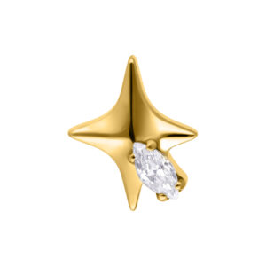 Adorno de piercing en forma de estrella dorada con cristal claro sobre fondo blanco