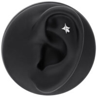 Piercing de estrella plateada con cristal Piercing de estrella plateada con cristal claro en un modelo de oreja negra