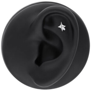 Piercing de estrella plateada con cristal claro en un modelo de oreja negra