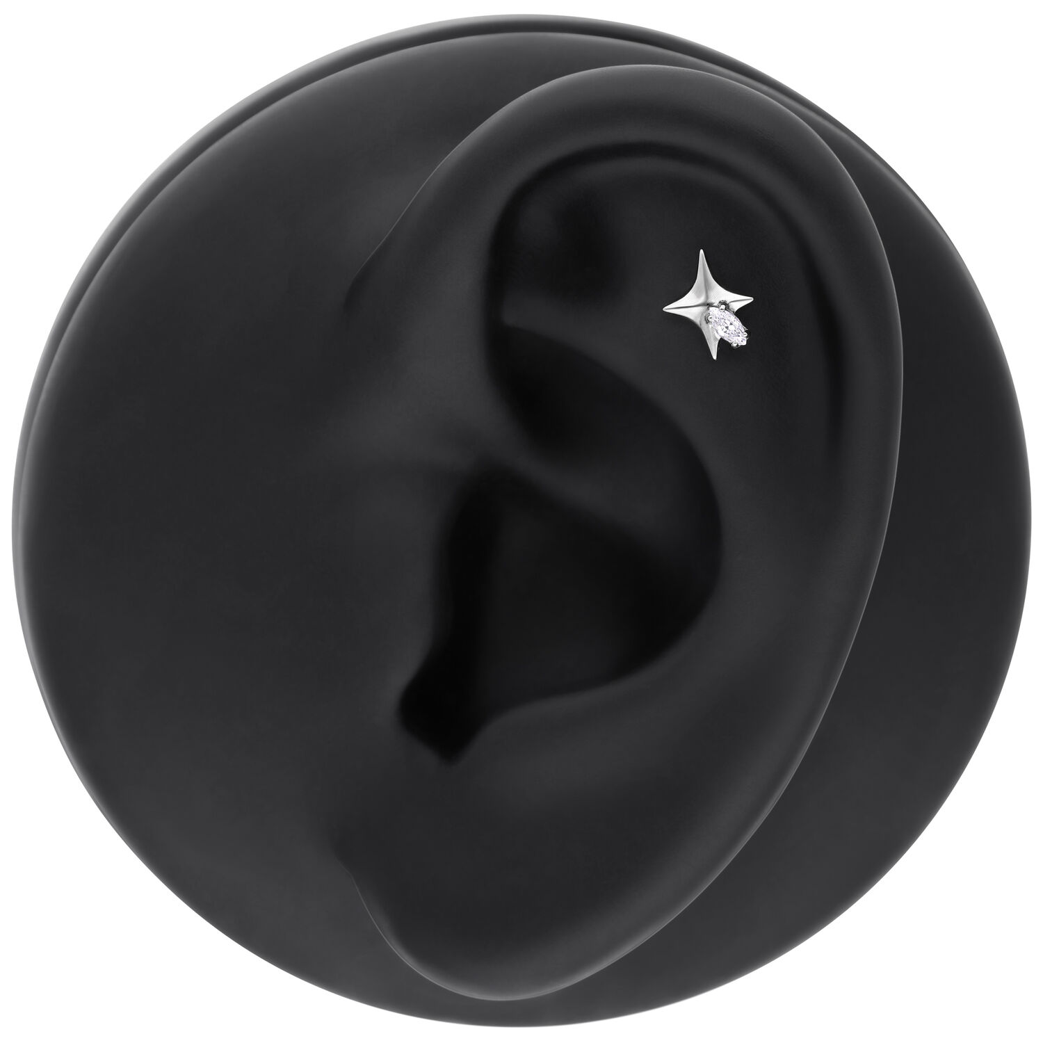 Piercing de estrella plateada con cristal Piercing de estrella plateada con cristal claro en un modelo de oreja negra