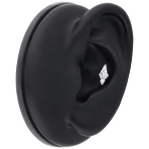 Ajuste Push Fit Plateado de Titanio en un modelo de oreja negra.