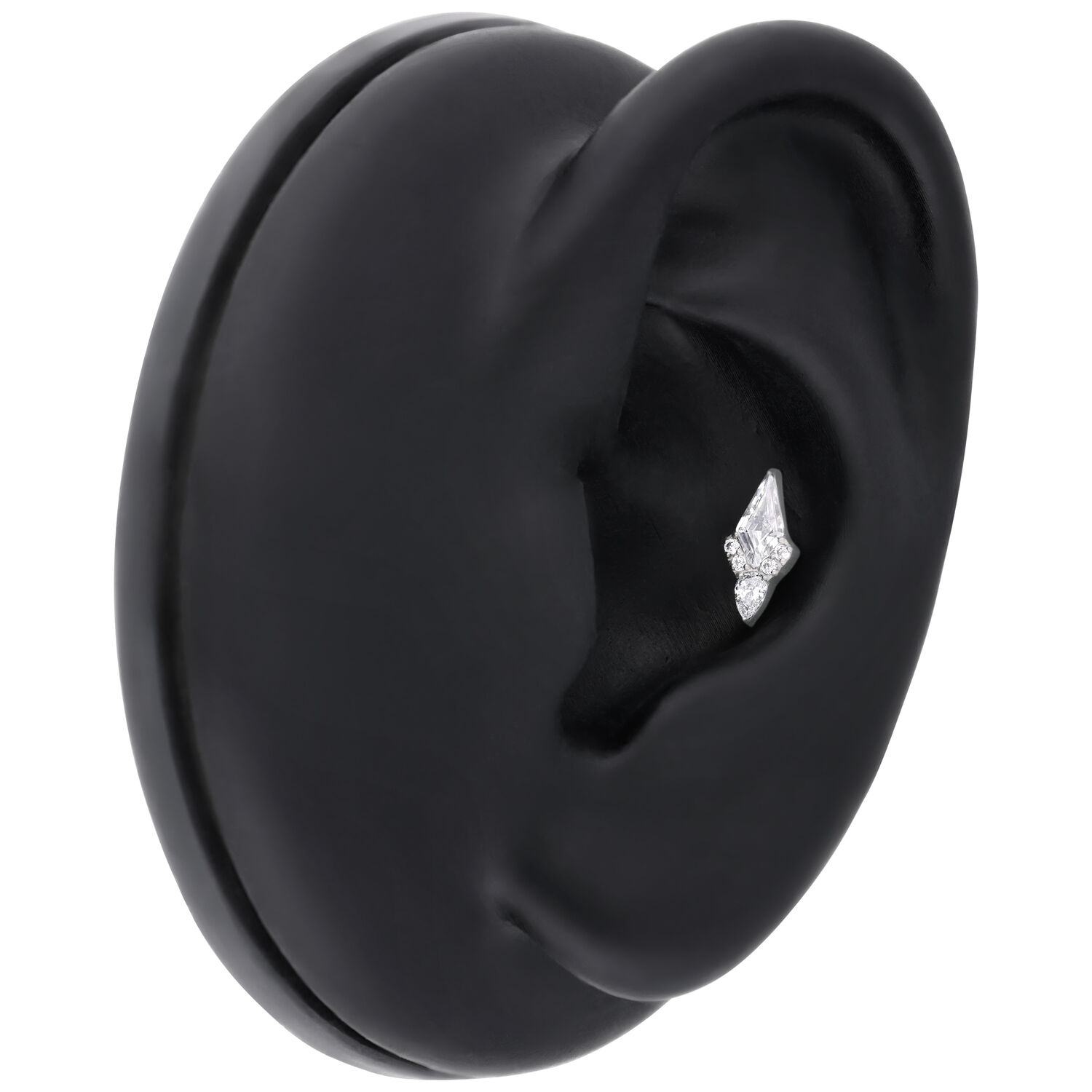 Ajuste Push Fit Plateado para Oreja Ajuste Push Fit Plateado de Titanio en un modelo de oreja negra.