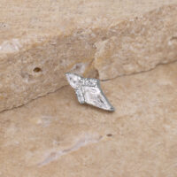 Ajuste Push de Titanio Plateado con Cristal Ajuste Push plateado con cristal claro, sobre piedra beige