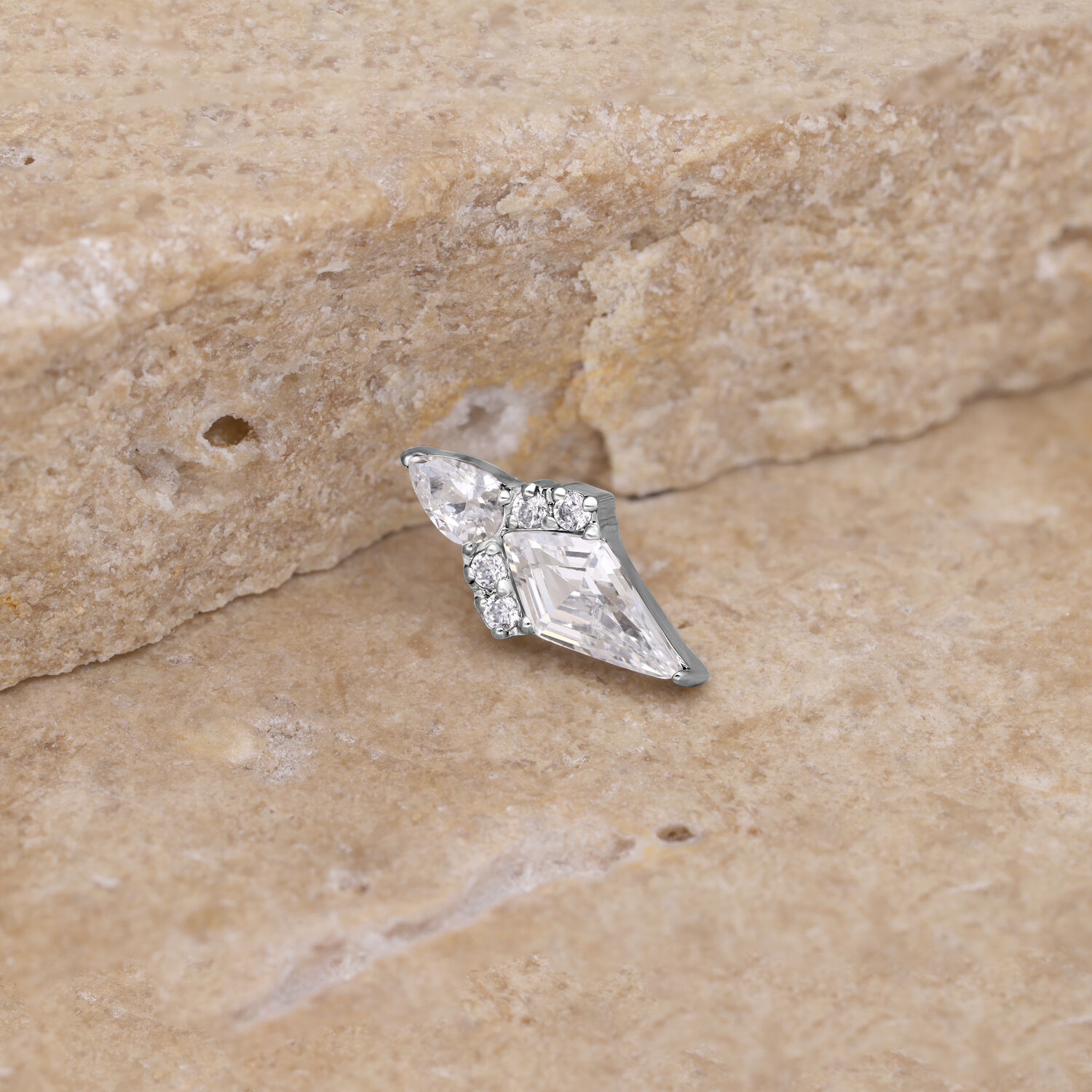 Ajuste Push de Titanio Plateado con Cristal Ajuste Push plateado con cristal claro, sobre piedra beige