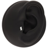 Accesorio negro para piercing de oreja con cristal Modelo de oreja negra con accesorio de piercing de cristal plateado