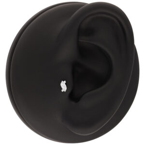 Modelo de oreja negra con accesorio de piercing de cristal plateado