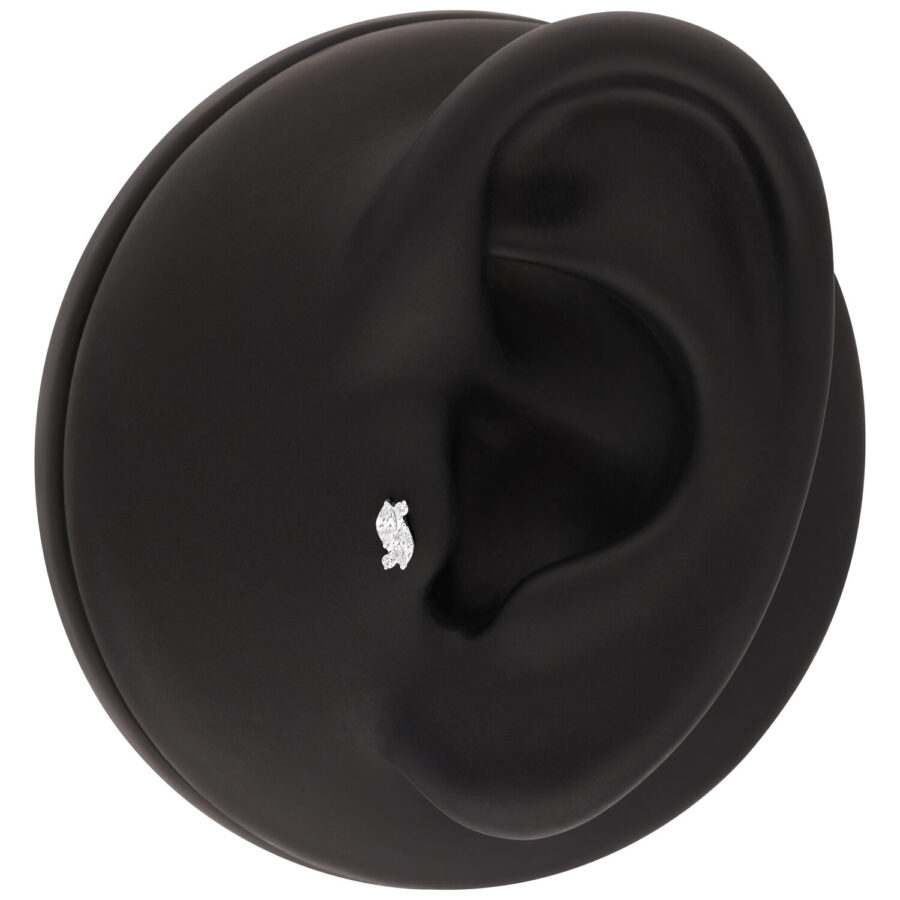 Modelo de oreja negra con accesorio de piercing de cristal plateado