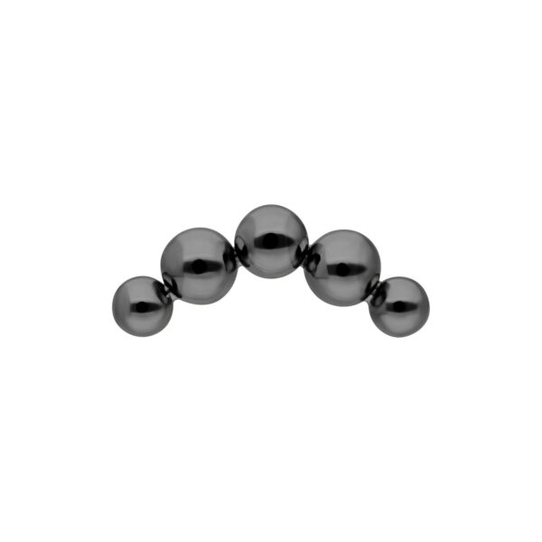 Accesorio Bubble negro curvado de titanio con cinco bolas en fila sobre fondo blanco