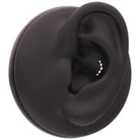 Accesorio negro para piercing de oreja con bolas Accesorio negro para piercing de oreja con pequeñas bolas plateadas sobre fondo negro