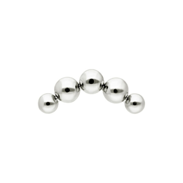 Accesorio curvado de oro blanco con cinco esferas sobre fondo blanco