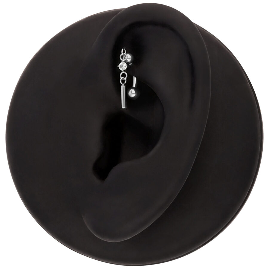 Aplique de oreja plateado con cristal y barra en exhibidor negro