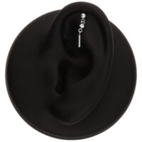 Cristal plateado para piercing de oreja Accesorio de piercing plateado con cristal en modelo de oreja negra