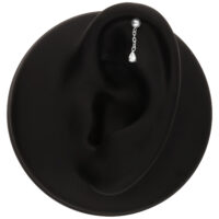 Aplique Rook plateado con cristal Aplique de piercing plateado con un cristal claro en un modelo de oreja negra