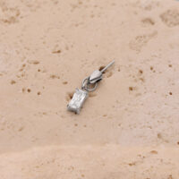 Adorno de Piercing de Cristal Baguette Plateado Adorno de Piercing de Cristal Baguette Plateado sobre piedra beige