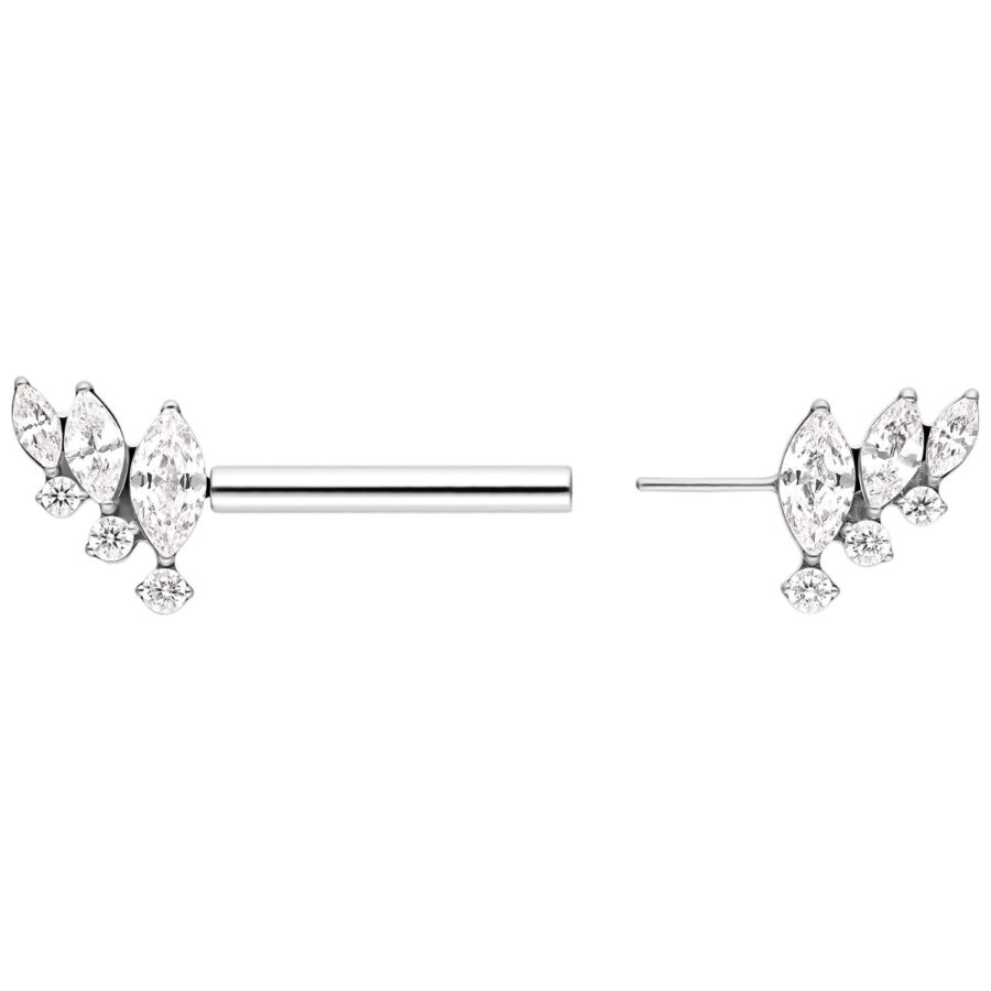 Barbell Piercings plateados con alas adornadas con cristales sobre fondo blanco