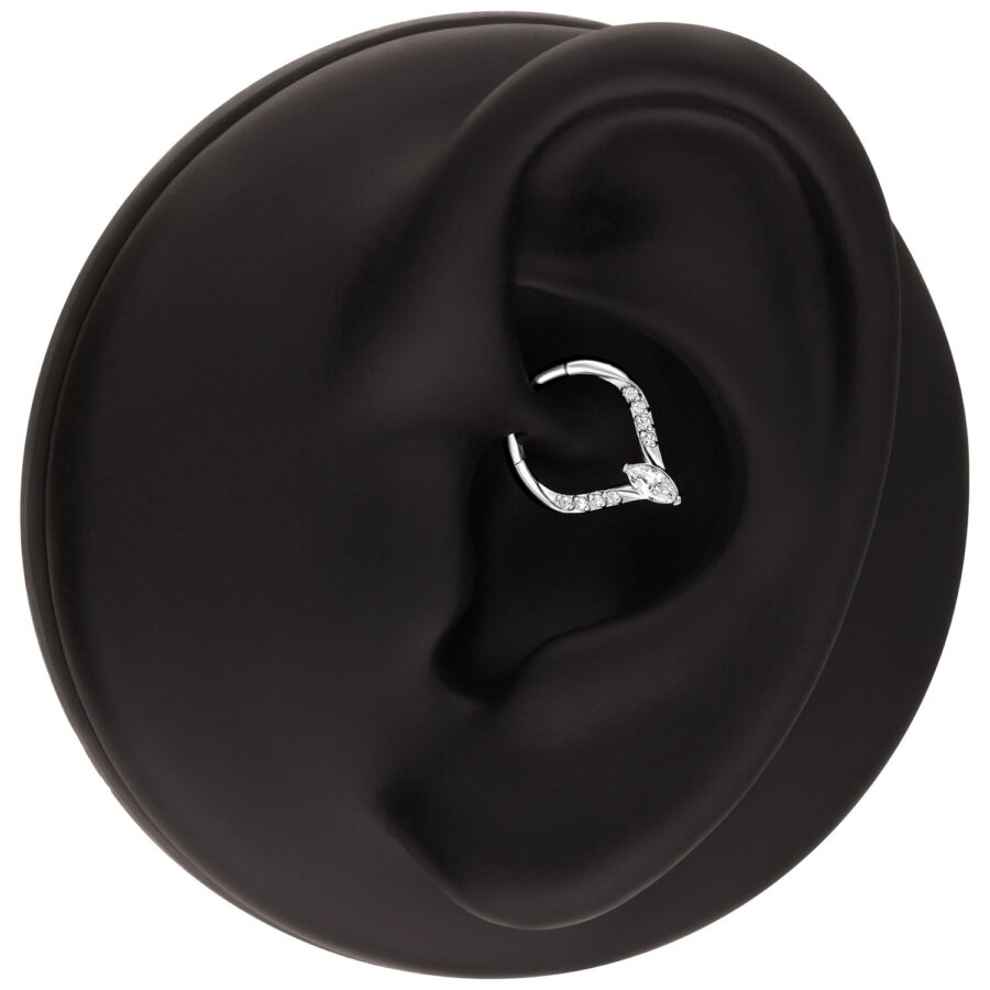 Anillo Clicker de lágrima plateado con cristales en un modelo de oreja negro