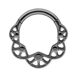 Clicker de metal negro para septum con patrón de burbujas sobre fondo blanco