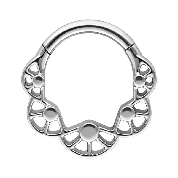 Clicker de septum plateado con diseño de burbujas circulares sobre fondo blanco