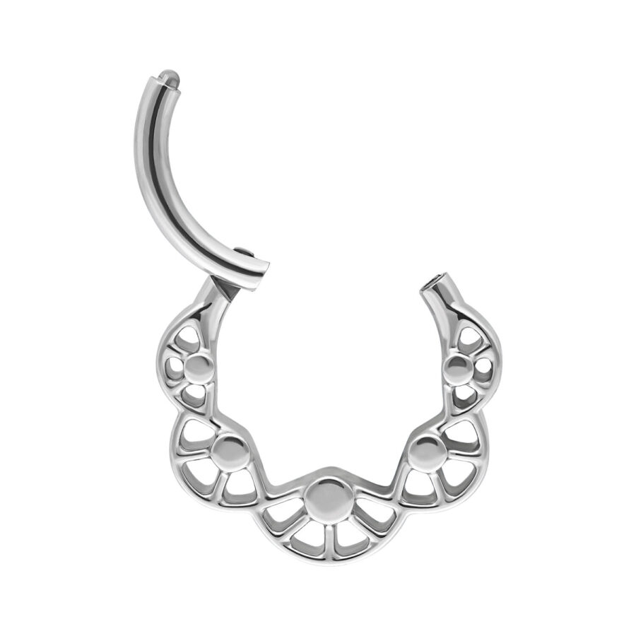 Clicker de septum plateado con patrones circulares sobre fondo blanco