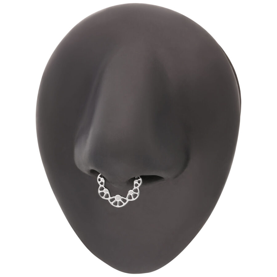 Anillo de piercing plateado en modelo de nariz negra sobre fondo blanco