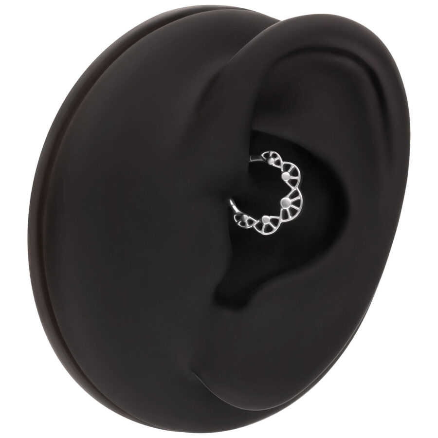 Clicker de Placa de Burbujas Plateado en un modelo de oreja negra sobre fondo blanco