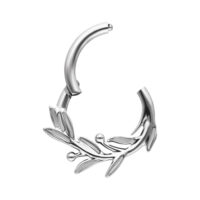 Clicker de Rama de Olivo de Titanio Plateado Clicker de piercing plateado en forma de rama de olivo sobre fondo blanco