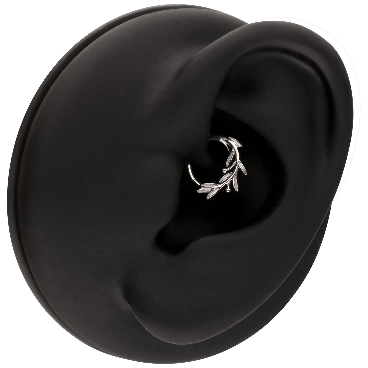 Piercing Clicker Rama de Olivo Plateado Anillo de piercing plateado en forma de rama de olivo, en un expositor negro para orejas