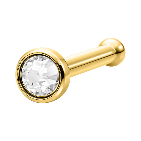 Piercing nasal dorado con cristal claro sobre fondo blanco