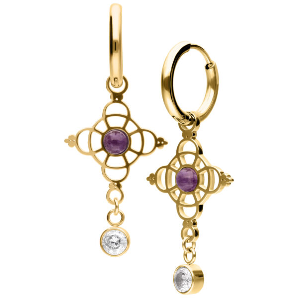Dos aros dorados con amatista violeta y colgante de circonita clara sobre fondo blanco