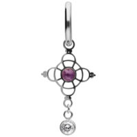 Pendiente de plata con diseño delicado, amatista lila y pequeño colgante de diamante sobre fondo blanco