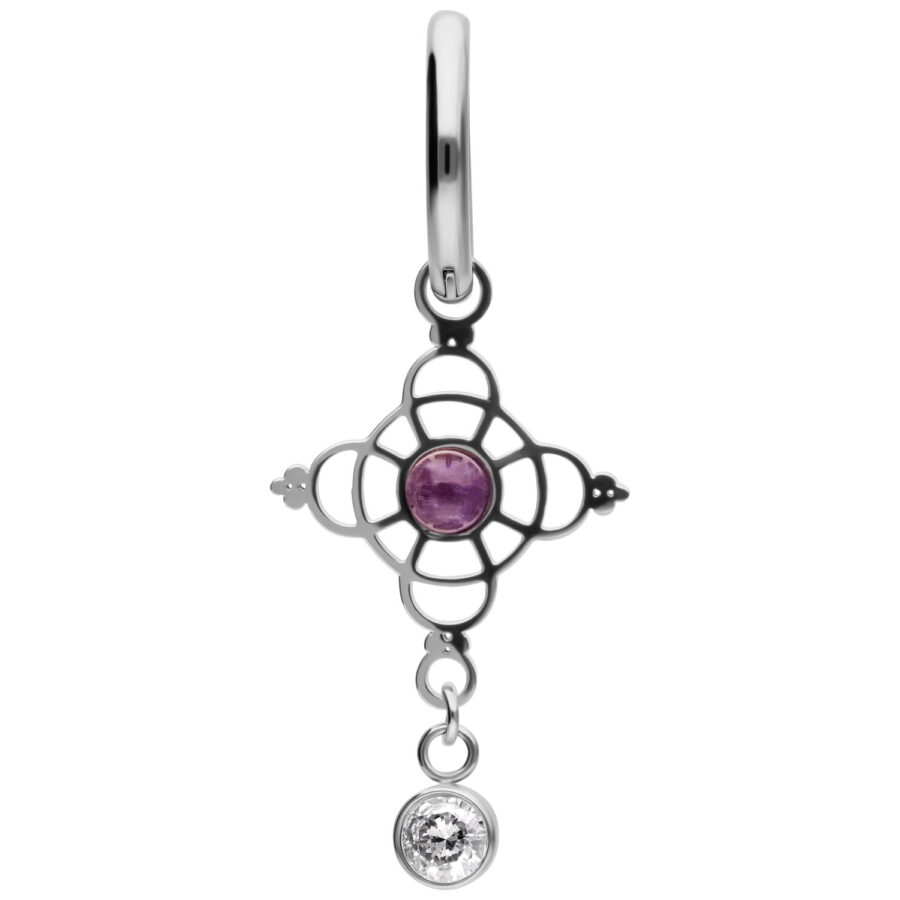 Pendiente de plata con diseño delicado, amatista lila y pequeño colgante de diamante sobre fondo blanco