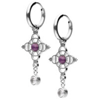 Dos aros de plata con amatista morada y colgante de cristal claro sobre fondo blanco