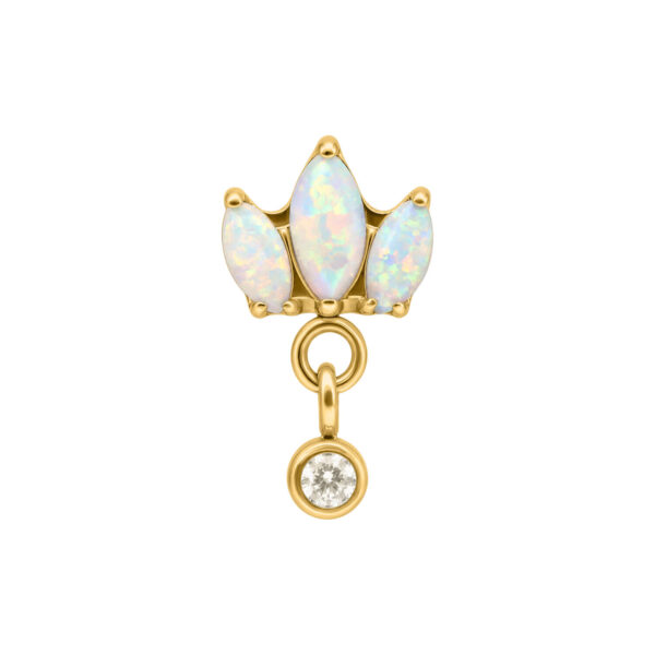 Colgante de loto dorado con tres piedras opalinas y un diamante colgante sobre fondo blanco