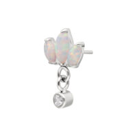Accesorio de piercing con tres piedras opalescentes en forma de loto y un colgante brillante, sobre fondo blanco.