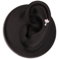 Modelo de oreja negra con un Opal Lotus Piercing en plata