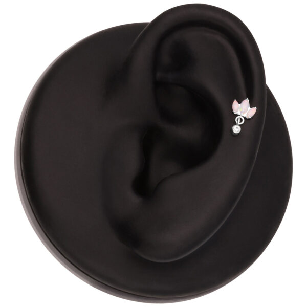 Modelo de oreja negra con un Opal Lotus Piercing en plata