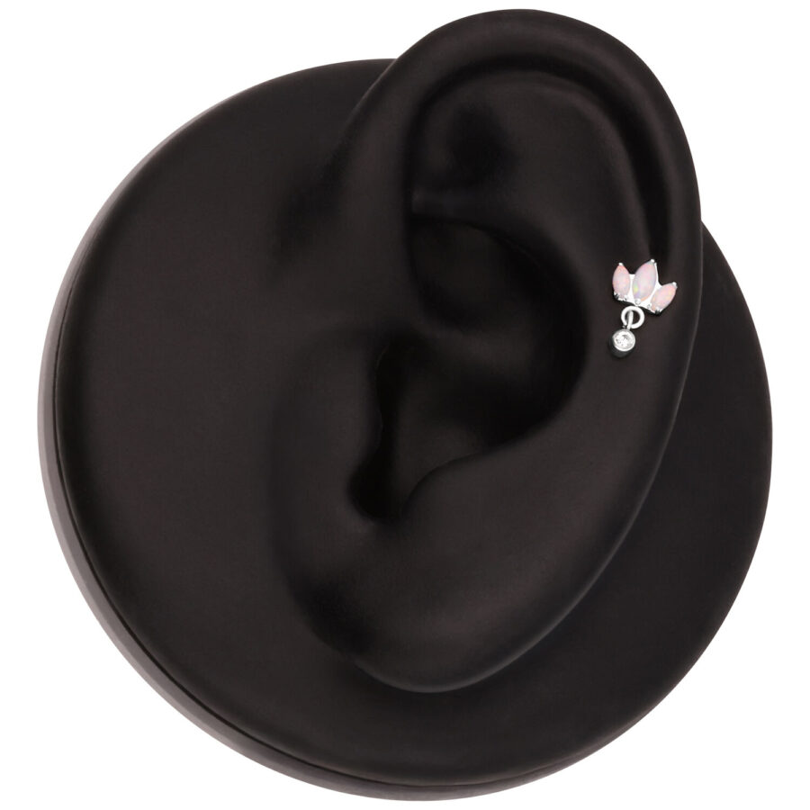 Modelo de oreja negra con un Opal Lotus Piercing en plata