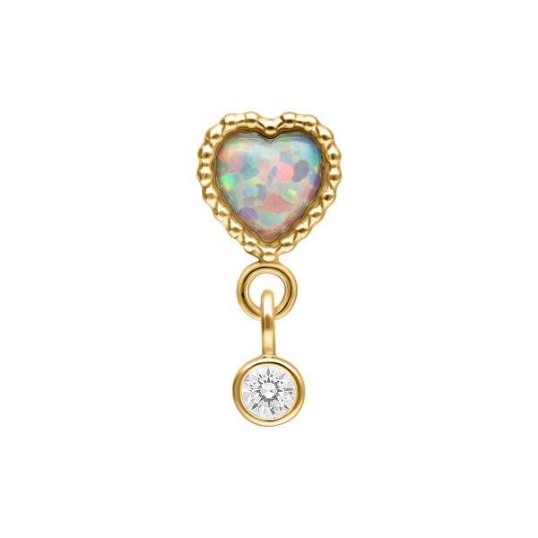 Ajuste dorado en forma de corazón con ópalo brillante y colgante de circonita redonda sobre fondo blanco