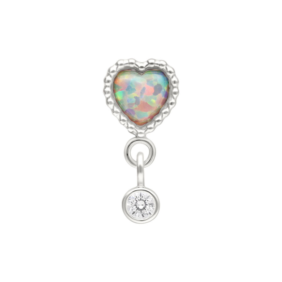 Ajuste de ópalo en forma de corazón de titanio con detalle de circonita sobre fondo blanco