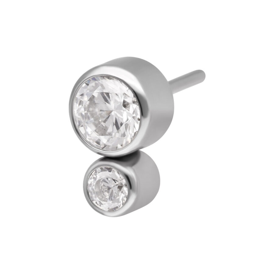 Pieza para piercing de plata con dos cristales claros sobre fondo blanco