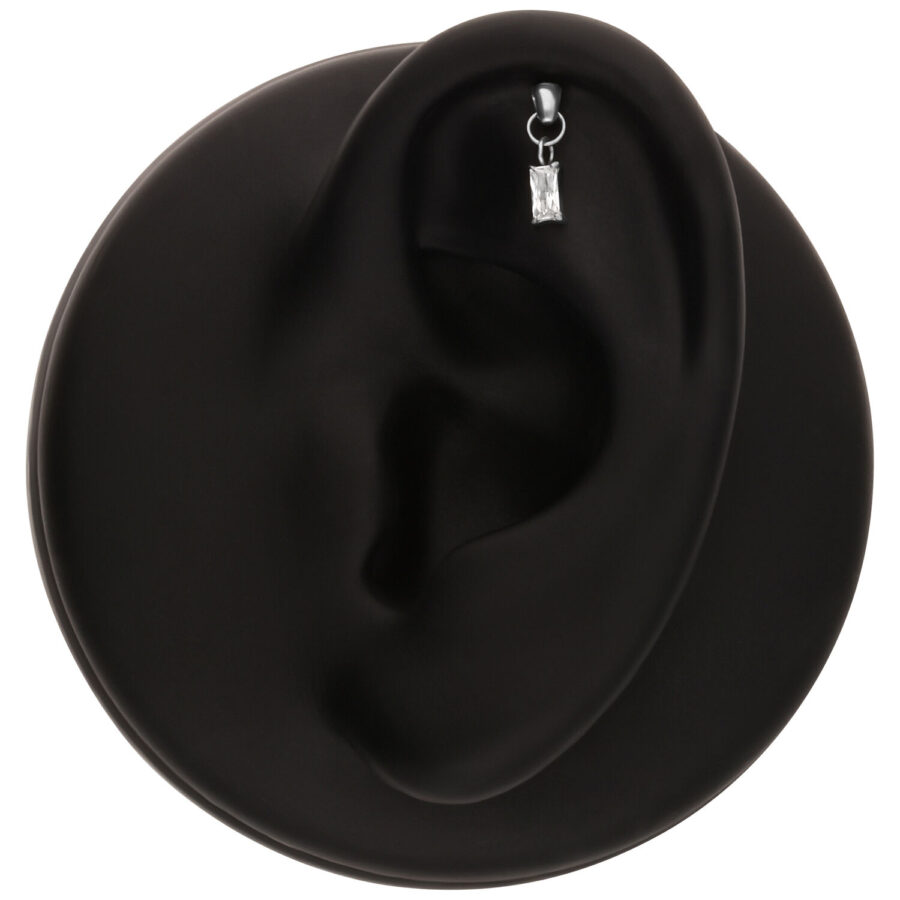 Modelo de oreja negra con piercing de cristal baguette plateado