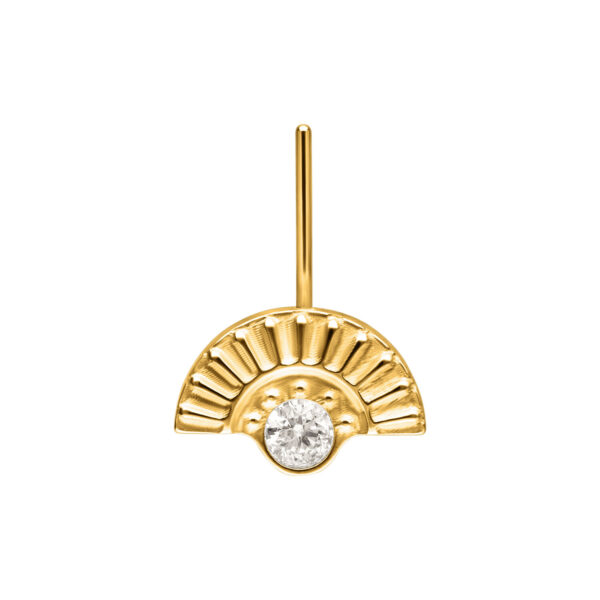 Ajuste de piercing de oro blanco con diseño acanalado y cristal claro sobre fondo blanco