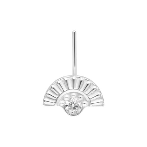 Aro de oro blanco para hélix con diseño acanalado y cristal claro sobre fondo blanco