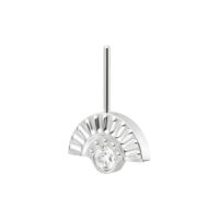 Adorno Helix de oro blanco con piedra cristalina, orientado verticalmente sobre fondo blanco