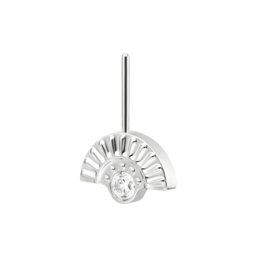 Adorno Helix de oro blanco con piedra cristalina, orientado verticalmente sobre fondo blanco