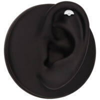 Modelo de oreja negra con helix de oro blanco y cristal claro, sobre fondo negro