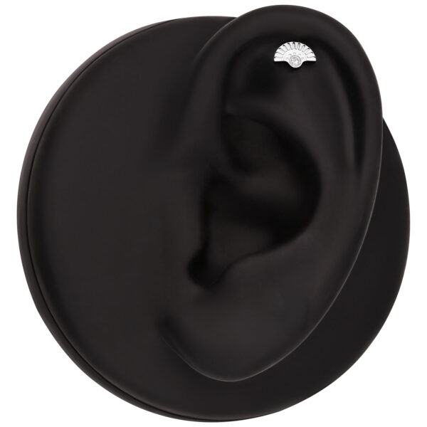 Modelo de oreja negra con helix de oro blanco y cristal claro, sobre fondo negro