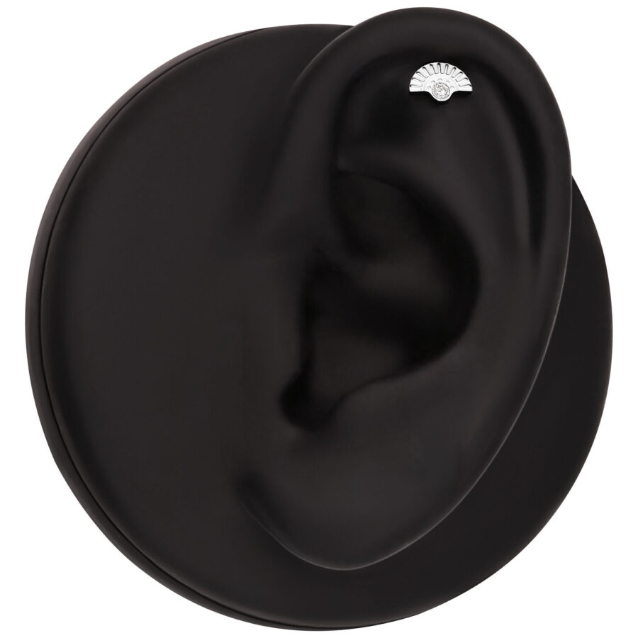 Modelo de oreja negra con helix de oro blanco y cristal claro, sobre fondo negro