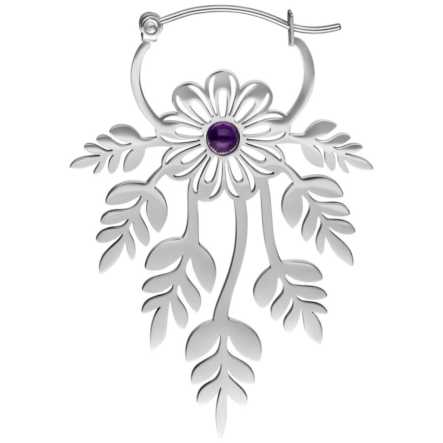 Pendientes plateados con motivo floral y piedra morada en el centro